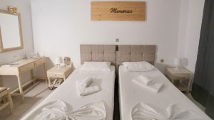 Δωμάτιο μονά κρεβάτια Ικαρία στο Kastro Hotel με θέα πόλη