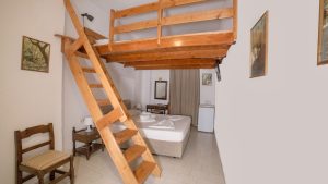Τετράκλινο δωμάτιο Ικαρία στο Kastro Hotel με σοφίτα και θέα θάλασσα