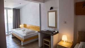 Τρίκλινο δωμάτιο Ικαρία στο Kastro Hotel με μπαλκόνι και θέα πόλη