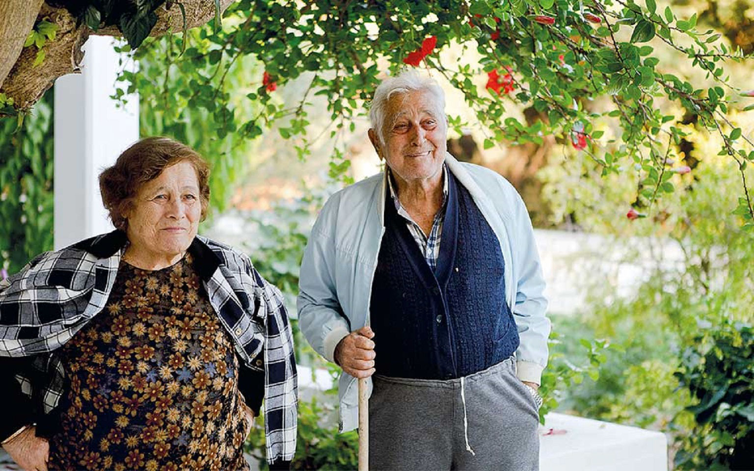 Ηλικιωμένο ζευγάρι περπατάει μαζί στην Ικαρία, σύμβολο μακροζωίας του νησιού
